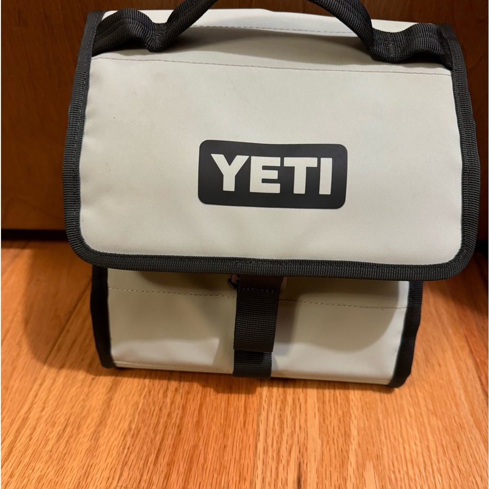 Yeti lunch bag sagebrush color discount great condition